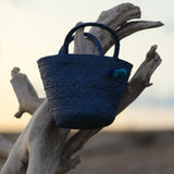 'Nanci' パームヤシ使用 ポンポン付き バッグ (青) - ペルー人アーティストハンドメイド