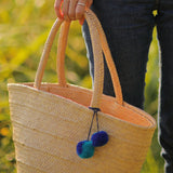 'Nanci' パームヤシ使用 ポンポン付き バッグ - ペルー人アーティストハンドメイド