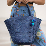 'Nanci' パームヤシ使用 ポンポン付き バッグ (青) - ペルー人アーティストハンドメイド