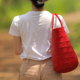 'Nanci' パームヤシ使用 ポンポン付き バッグ (赤) - ペルー人アーティストハンドメイド