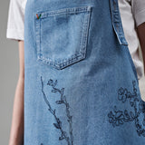 'Van Apron' ゴッホの「アーモンドの花」刺繍 ノンストレッチデニム (ブロッサムブルー) - 'Mud Jeans'